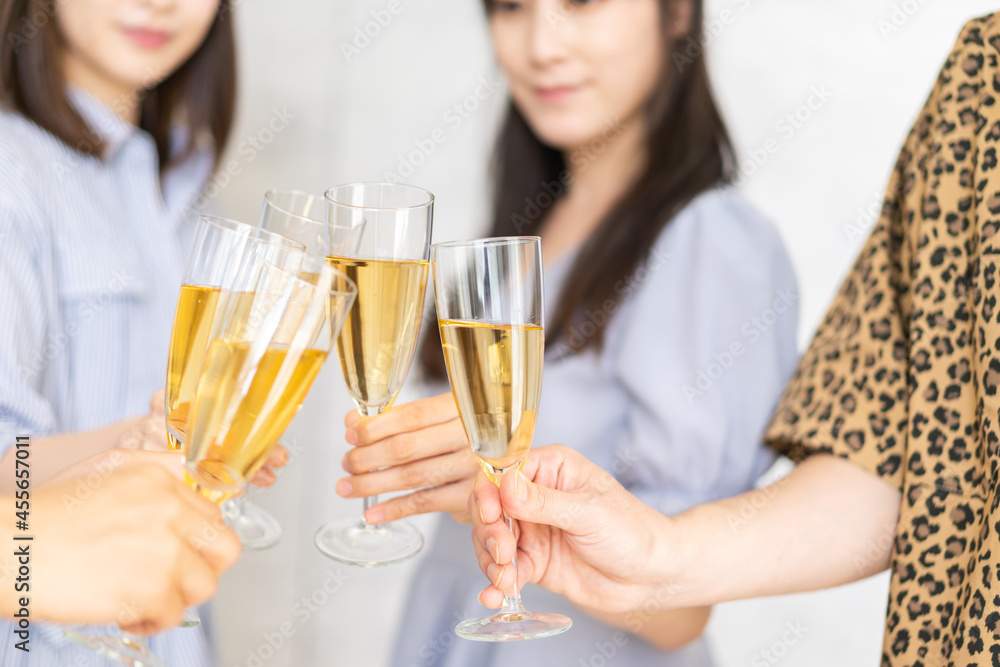 パーティーで乾杯をする若い男女 パーティーで乾杯をする若い男女