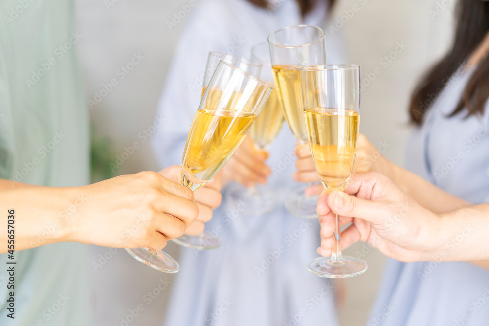 パーティーで乾杯をする若い男女 パーティーで乾杯をする若い男女