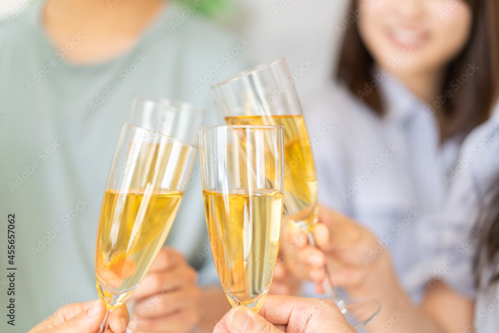 パーティーで乾杯をする若い男女 パーティーで乾杯をする若い男女