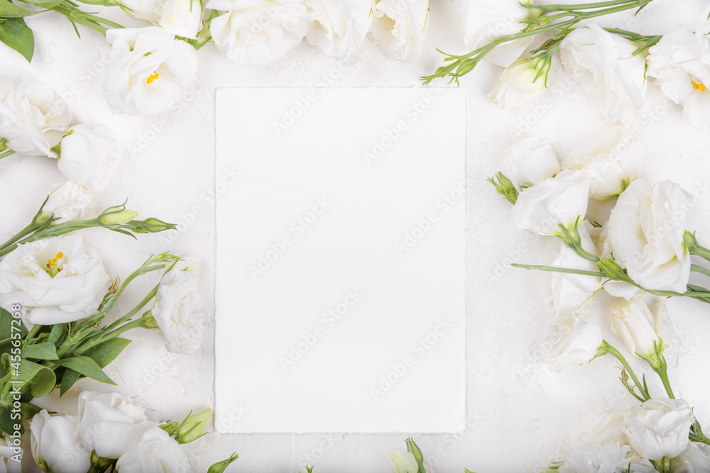 Vertical empty 7x5 card mockup with blooming white eustoma lisianthus flowers, design element for wedding invitation, thank you or greeting card. Spring background
