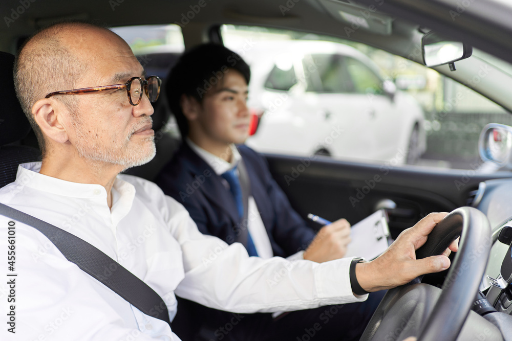 車の運転の教習を受ける高齢者 車の運転の教習を受ける高齢者