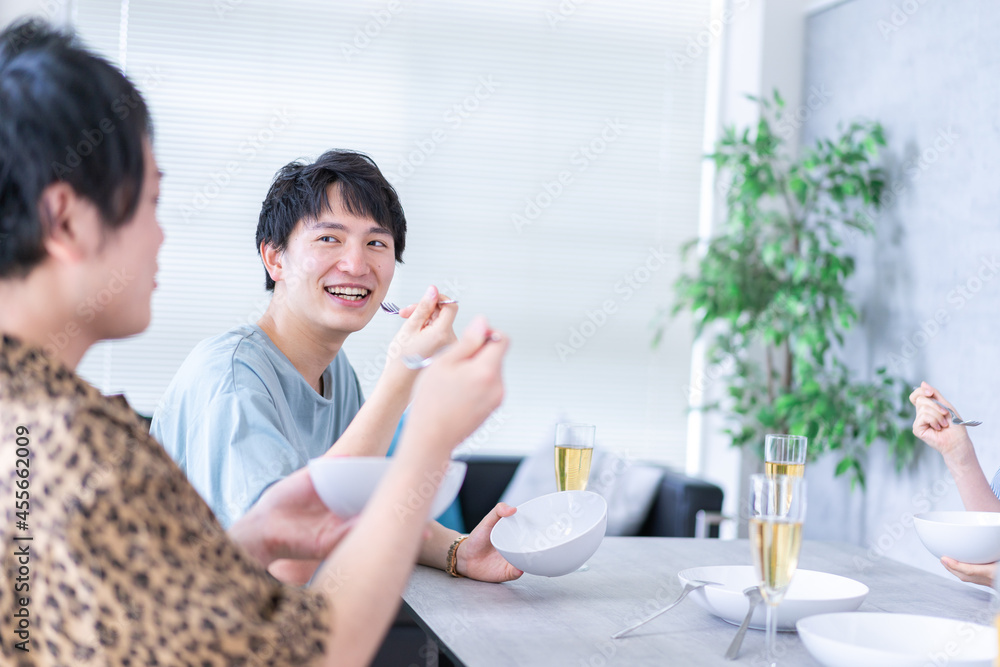 みんなで食事をする若い男女 みんなで食事をする若い男女