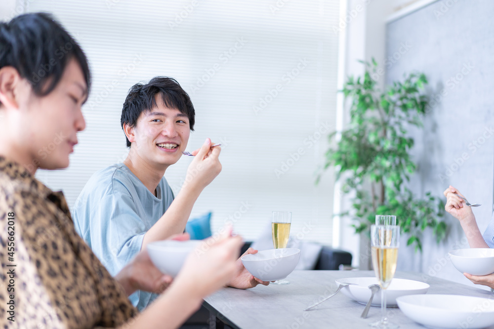 みんなで食事をする若い男女 みんなで食事をする若い男女