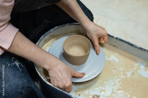 the process of cutting a clay billet with a potter's thread from a potter's wheel