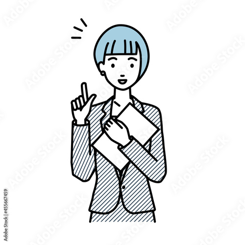 立って書類を手に持って何かひらめいたスーツの女性