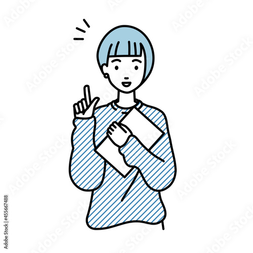 立って書類を手に持って何かひらめいたリモートワークの女性
