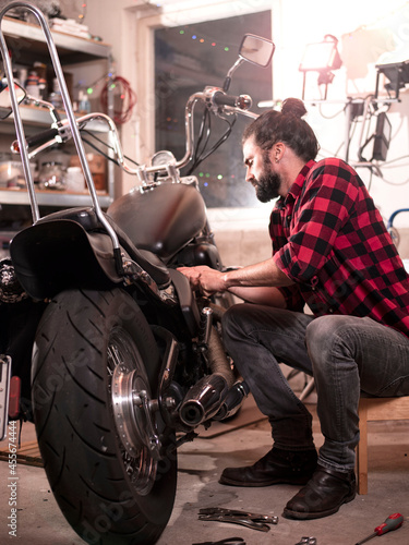 Motorradfahrer repariert sein Motorrad, Garage, Schrauber, Mechaniker, 