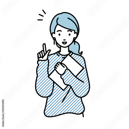 立って書類を手に持って何かひらめいたリモートワークの女性