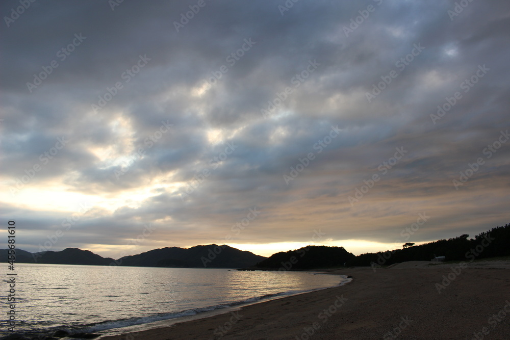 Obraz premium 夕景の瀬戸内海 地球のヒカリ