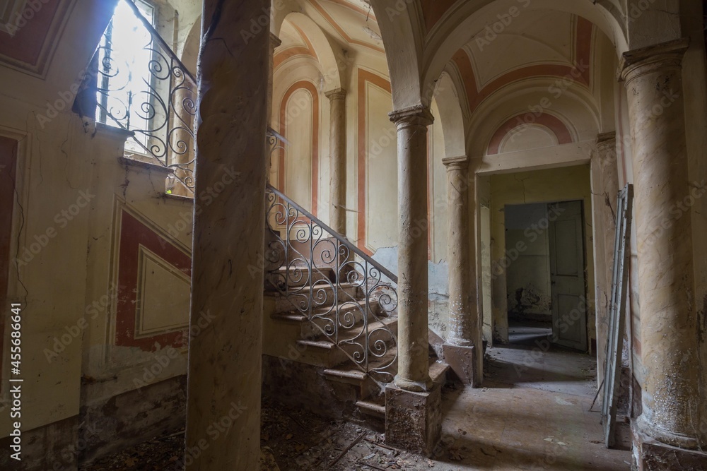 Fototapeta premium Scalinata con colonne in villa abbandonata