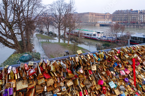 Wallpaper Mural パリ ポンヌフ　恋人たちの聖地　小さな鍵に刻まれた愛のメッセージ Torontodigital.ca
