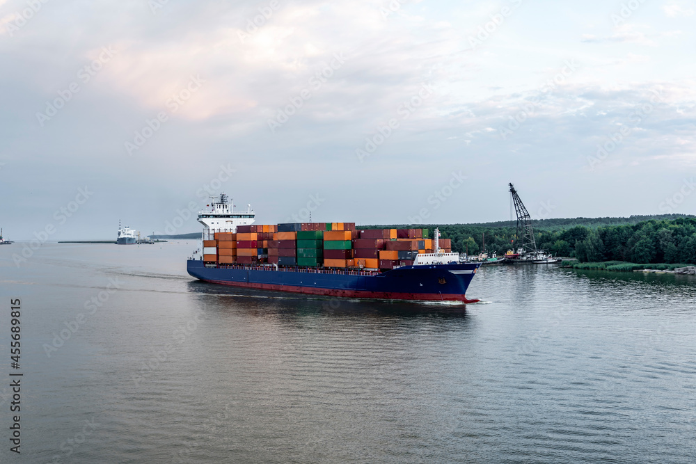 Fototapeta premium Large cargo ship is transporting containers. Sea freight transport (568)