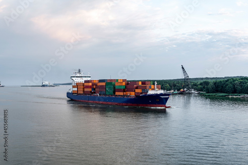 Large cargo ship is transporting containers. Sea freight transport (568)