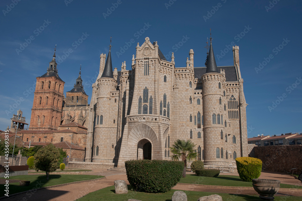 Hermoso Palacio Episcopal de Astorga y catedral de Astorga, España