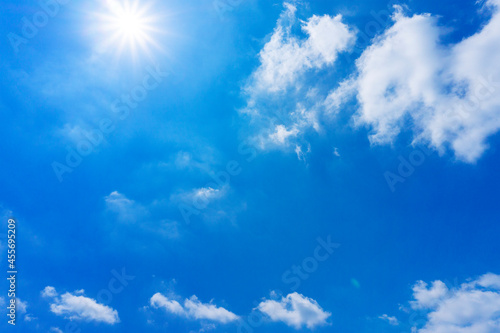 太陽の日差しと爽やかな青空と雲の背景素材_e_16