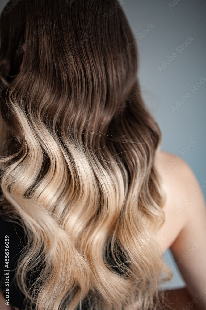 Obraz premium stylist hairdresser makes a hairstyle for a girl in his beauty salon, hollywood wave, beautiful hairstyle, hairdresser at work