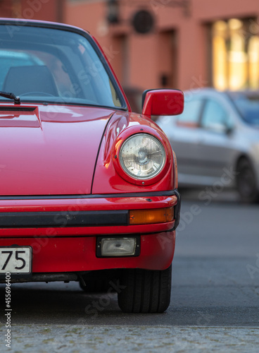 Czerwony samochód zaparkowany na ulicy © Juliusz