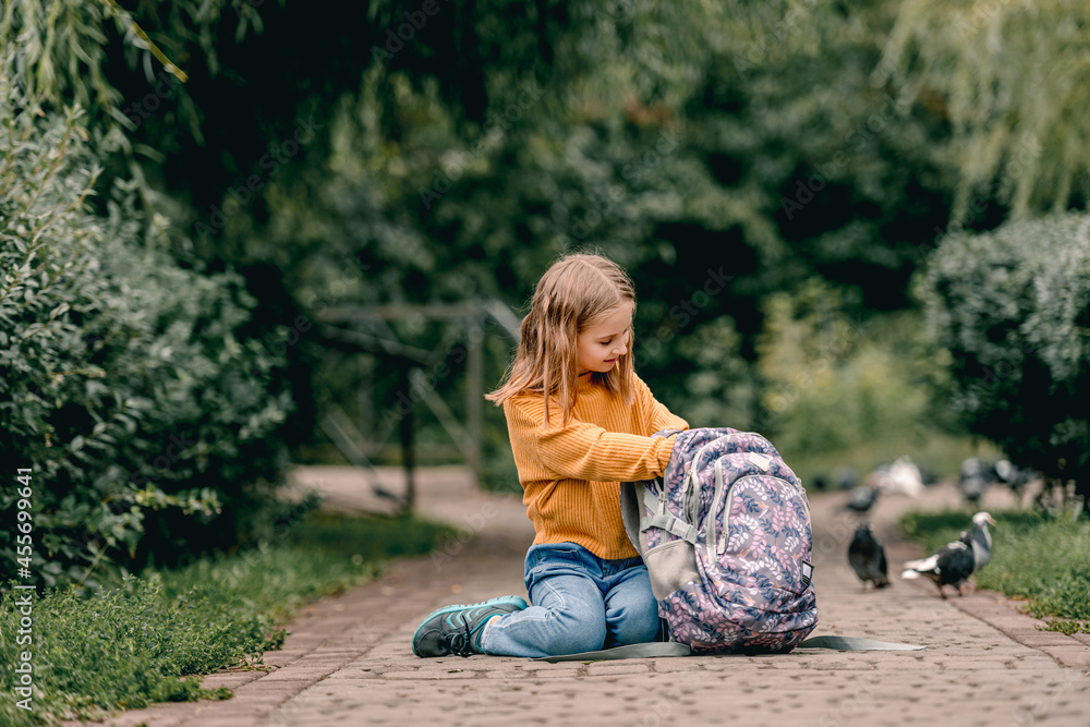 Obraz premium Schoolgirl with backpack outdoors