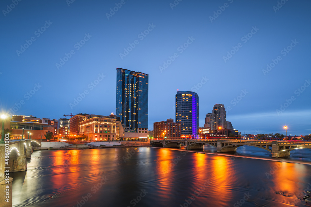 Obraz premium Grand Rapids, Michigan, USA downtown skyline on the Grand River