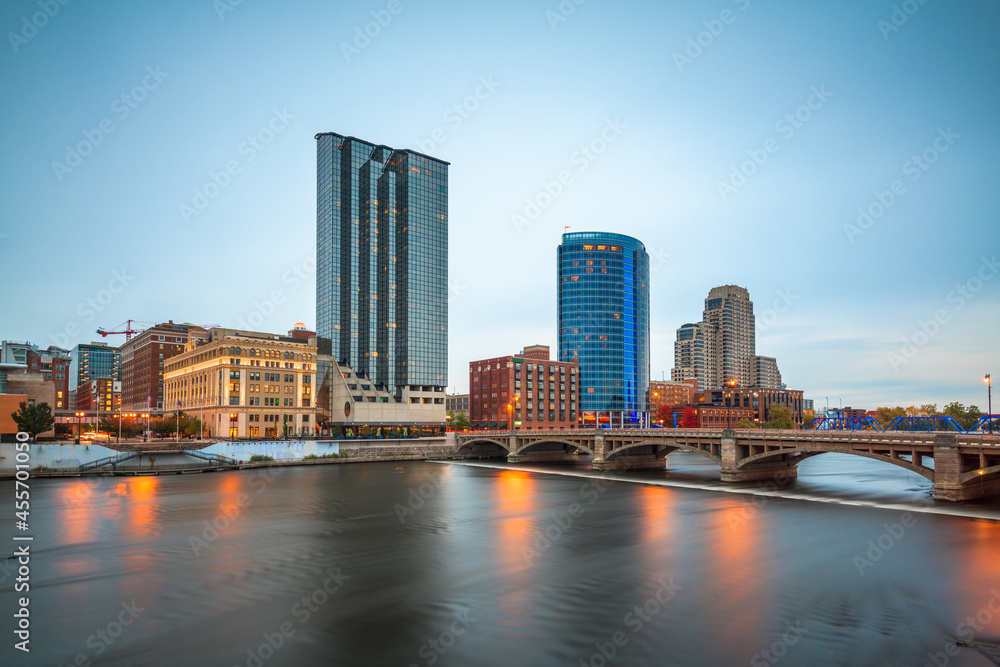 Obraz premium Grand Rapids, Michigan, USA downtown skyline on the Grand River