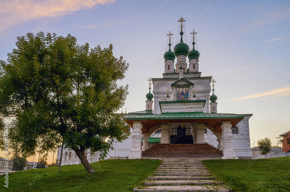 Obraz premium View of the old Trinity Church in the provincial town of Solikamsk (Northern Ural, Russia) on a summer morning. A majestic temple on a hill with many domes is the decoration of the city. 