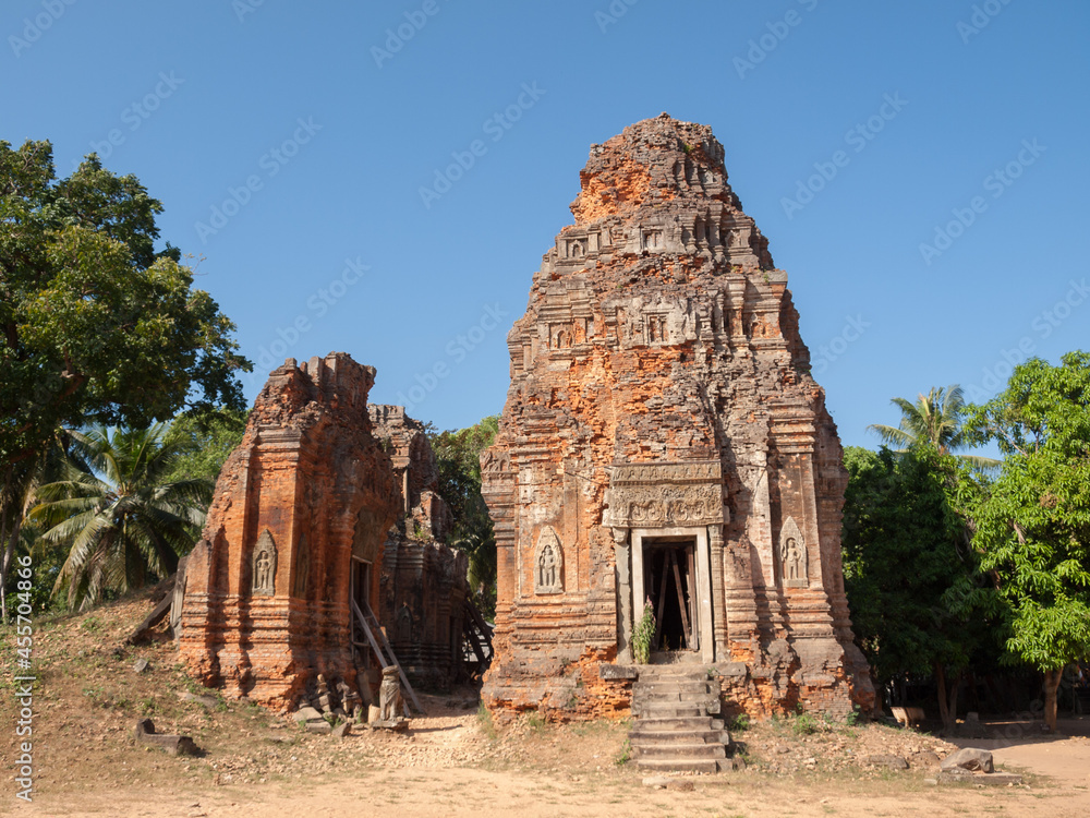 Fototapeta premium Lolei temples, Siem Reap, Cambodia - a temple dedicated by king Yasovarman I