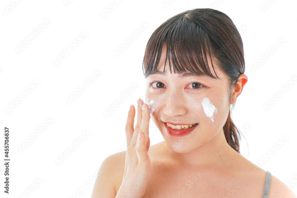 お茶を入れる若い女性