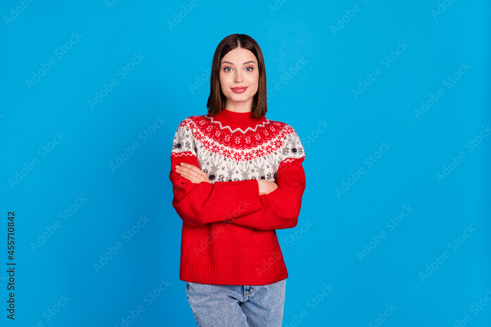Photo portrait woman in xmas sweater smiling crossed hands isolated vivid blue color background Photo portrait woman in xmas sweater smiling crossed hands isolated vivid blue color background