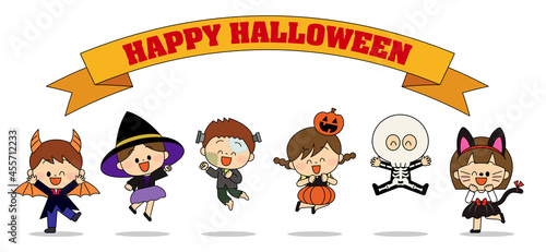ジャンプするハロウィンの仮装をした子ども達