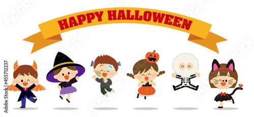 ジャンプするハロウィンの仮装をした子ども達