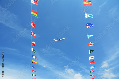 万国旗と飛行機