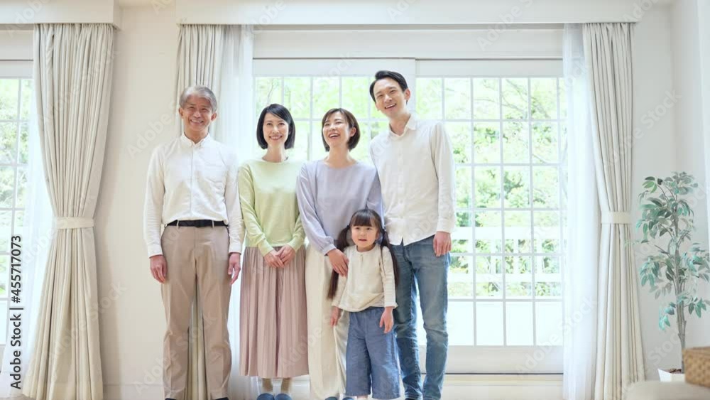 三世代家族イメージ 家族団らん スローモーション 三世代家族イメージ 家族団らん スローモーション