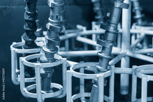 Εκτύπωση καμβά The cam shaft  parts on the conveyer belt to oven for stress release process