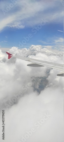 Avião e nuvens © Keendwn