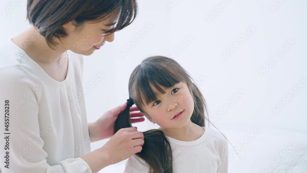 髪を結んでもらう女の子 爽やかな育児イメージ スローモーション 髪を結んでもらう女の子 爽やかな育児イメージ スローモーション