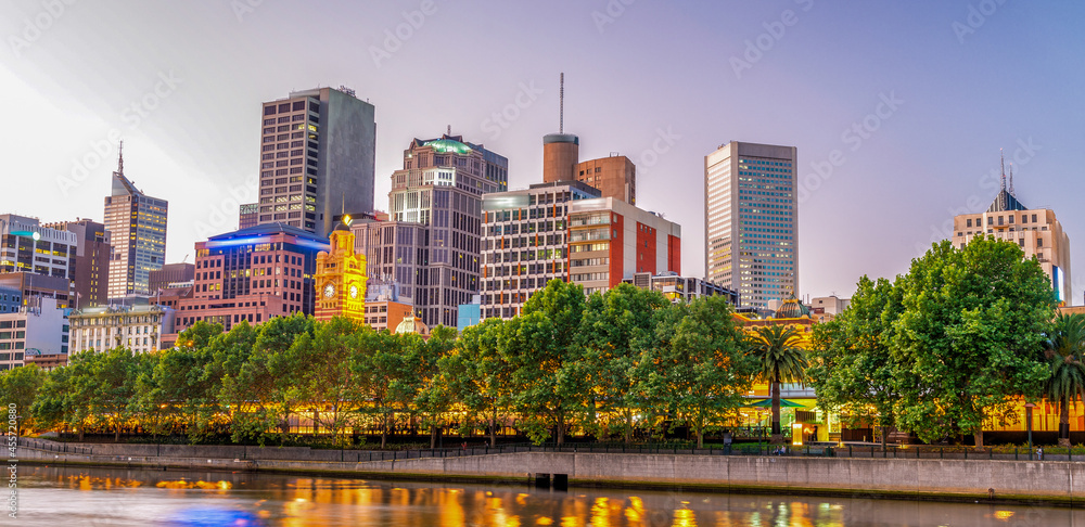 Obraz premium Melbourne skyline along Yarra river at sunset, Australia