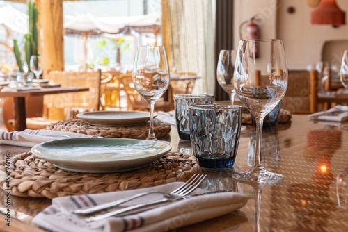 Mesa de restaurante tur  stico en la playa con copas  vasos  platos y cuberter  a completa