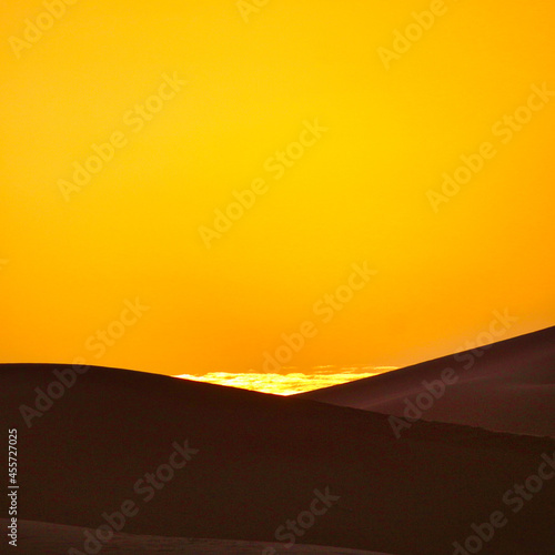 Obraz na płótnie sunset in desert w salonie