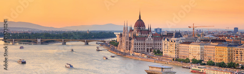 Obraz na płótnie City summer landscape, panorama, banner - top view of the historical center of Budapest with the Danube river, in Hungary w salonie