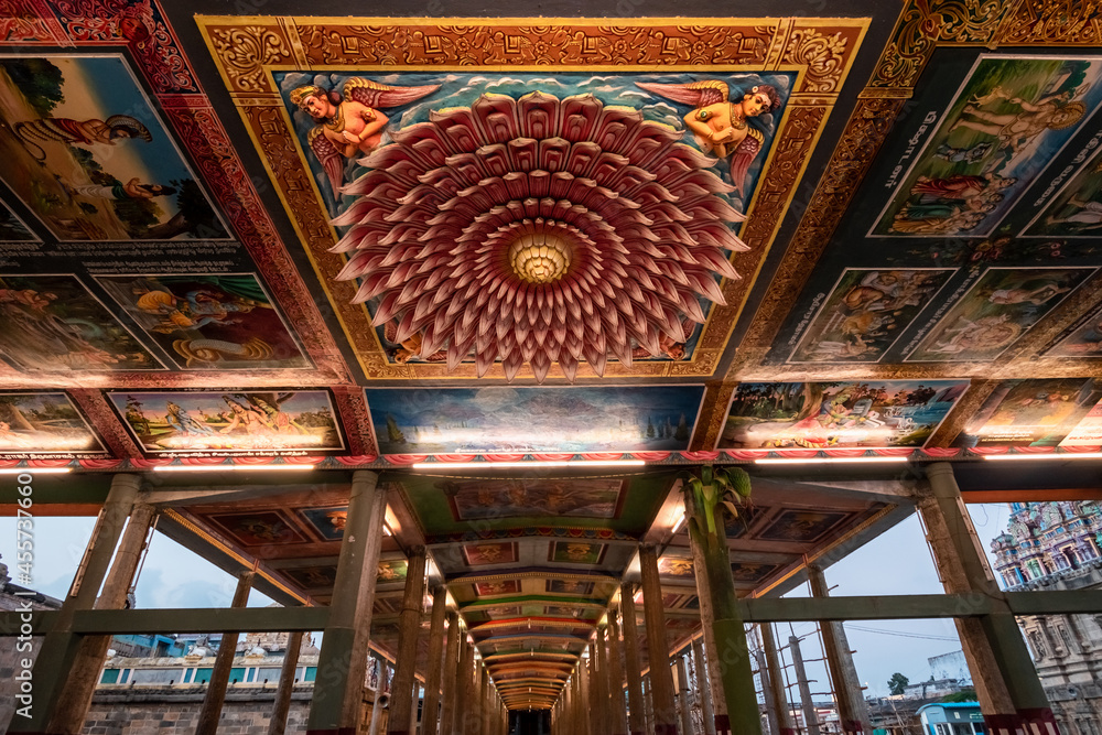 Obraz premium The colorful, ornate ceiling at the entrance of the ancient Hindu Nataraja temple in the town of Chidambaram