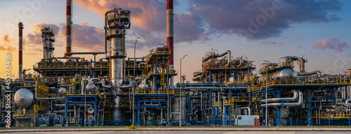 Obraz na plátně Oil refinery in the light of the setting sun