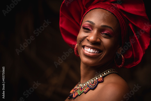 Fotografía Hermoso retrato de una mujer negra con una sonrisa viendo a cámara