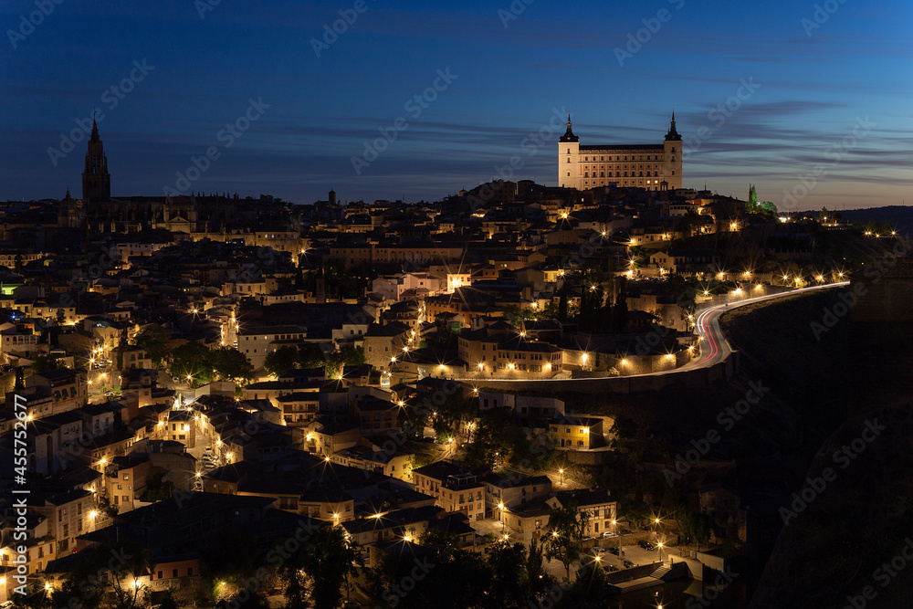 Obraz premium Toledo city at sunrise from the viewpoint