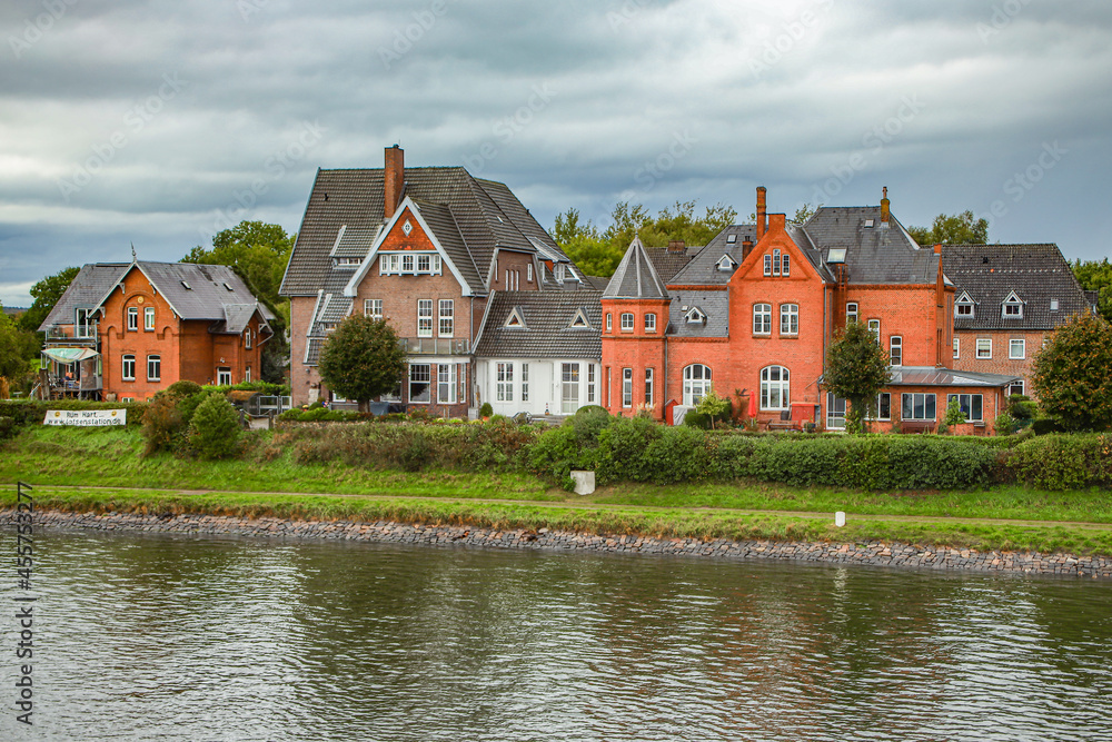 houses on the river houses on the river