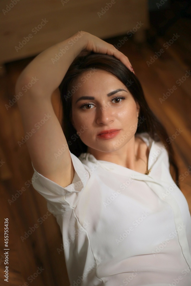 Junge hübsche Frau mit weißer Bluse und Jeans Junge hübsche Frau mit weißer Bluse und Jeans