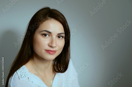 Wallpaper Mural Junge attraktive Frau mit langen schwarzem Haar Torontodigital.ca