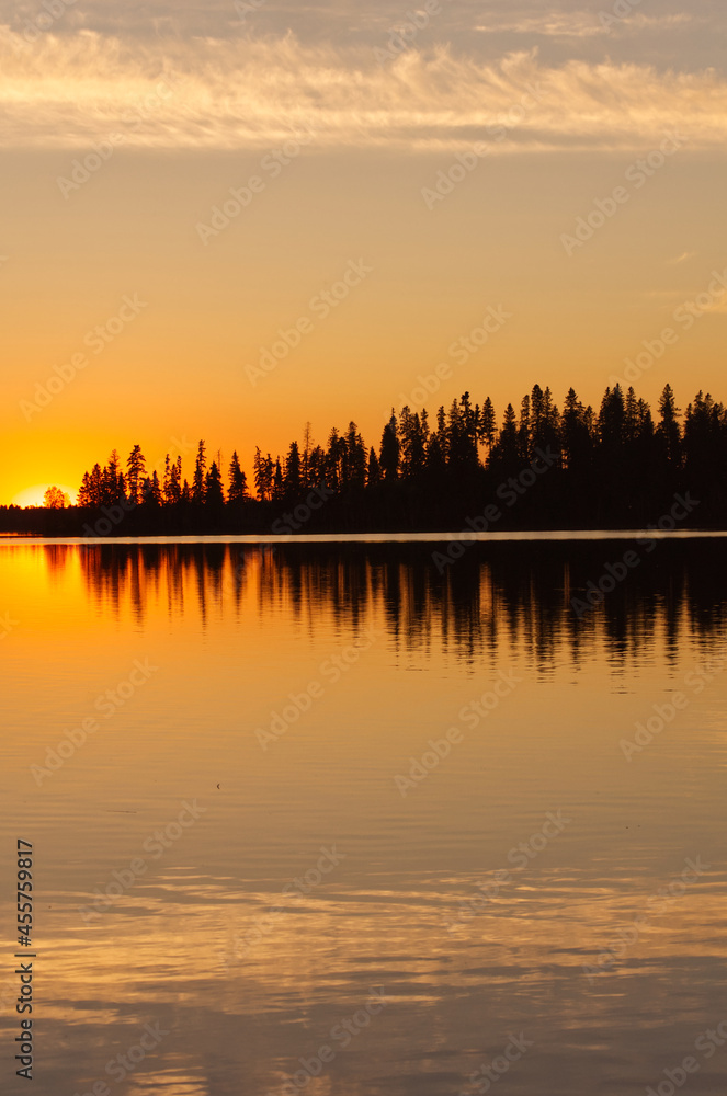 Obraz premium Colourful Sunset at Astotin Lake, Elk Island National Park