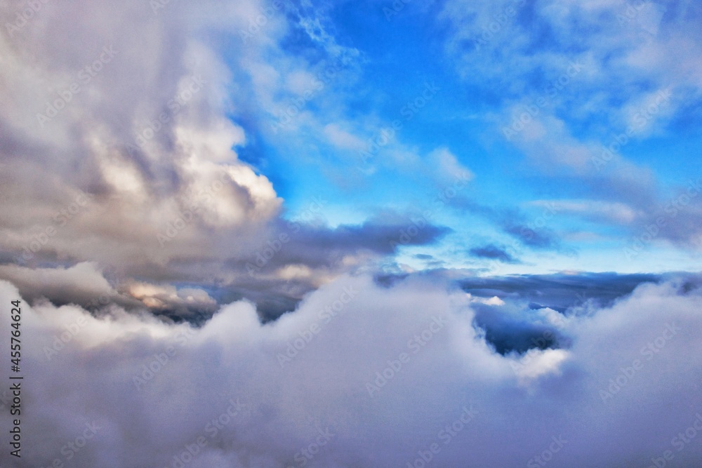 Flug über Wolken