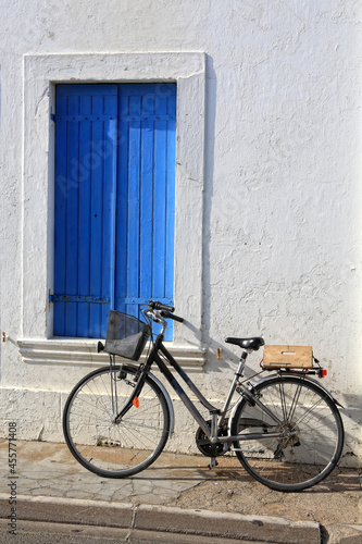 vélo de ville devant une fenêtre