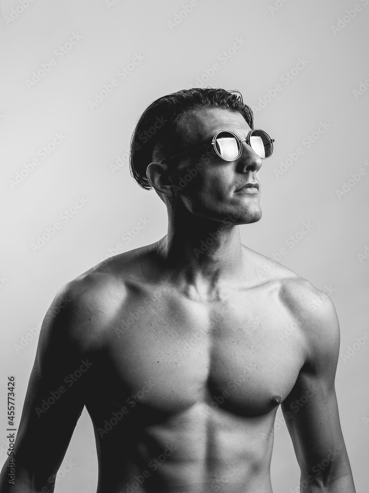 Fototapeta premium naked man with sunglasses